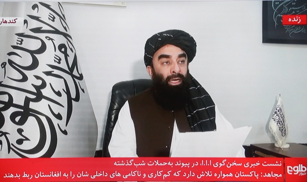 2026年2月27日,在阿富汗喀布尔拍摄的阿富汗政府发言人穆贾希德在新闻发布会上发言的电视画面。 他表示,阿富汗始终坚持和平解决方案,并倡导以非暴力方式应对当前局势。新华社 图