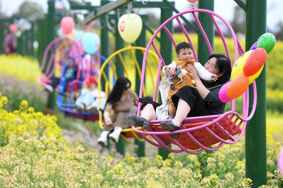 游客在皇塘水乡景区乘坐缆车观光。新华社记者 邹竞一 摄