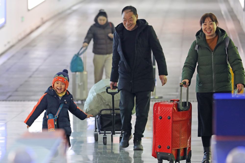 2026年2月2日，在江苏海安站出站口，小朋友跑向前来接站的家人。新华社发（顾彬斌 摄）