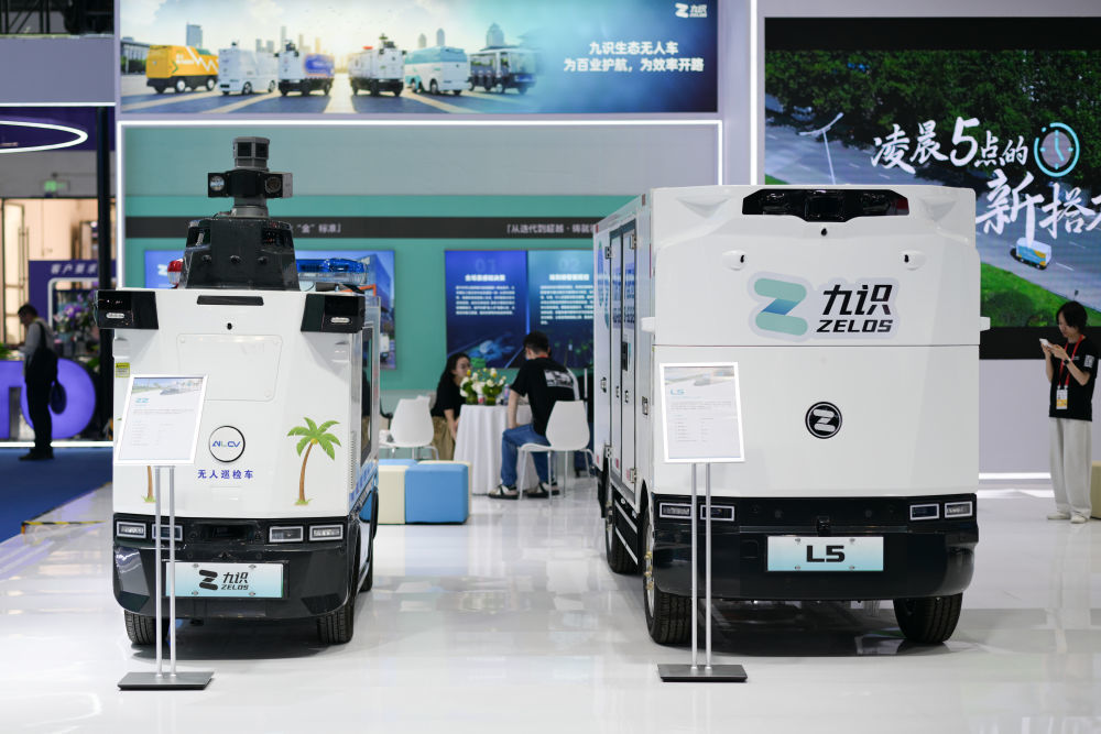 ↑ 4月14日在第六届消博会科技消费展区拍摄的使用AI技术工作的九识无人车产品。新华社记者 辛悦卫 摄