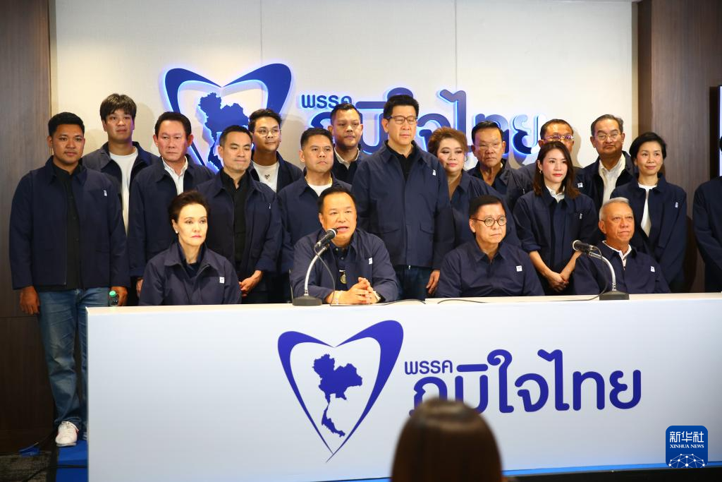 ·阿努廷(前左二)出席新闻发布会。(新华社)