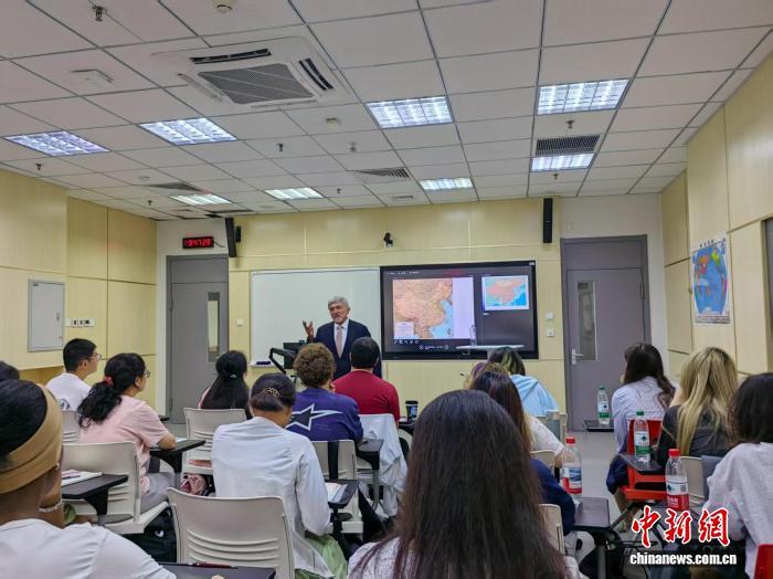 艾恺(Guy Salvatore Alitto)在北京语言大学汉学与中国学国际人才实验班讲授《中国通史》课程。 (资料图)受访者供图