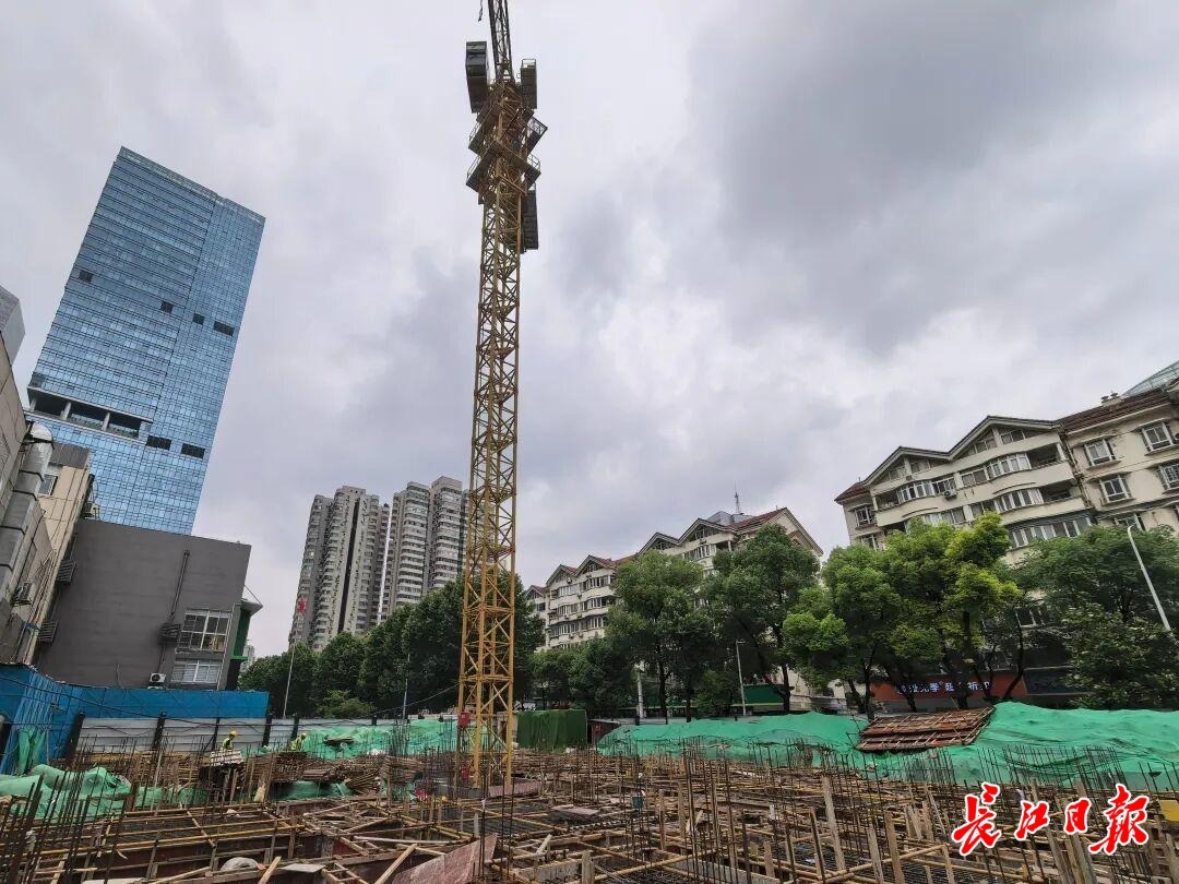 施工现场。 记者商佩 摄