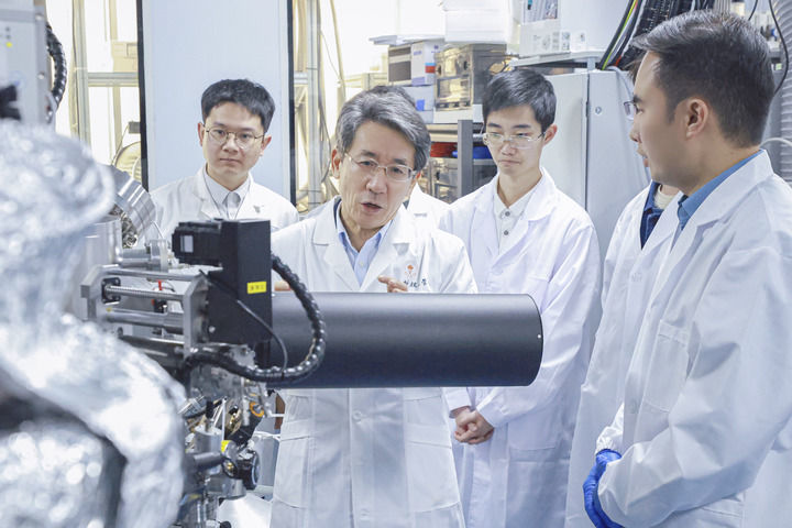 图为薛其坤与研发团队在实验室进行高温超导研究(资料照片)。新华社发(受访者供图)