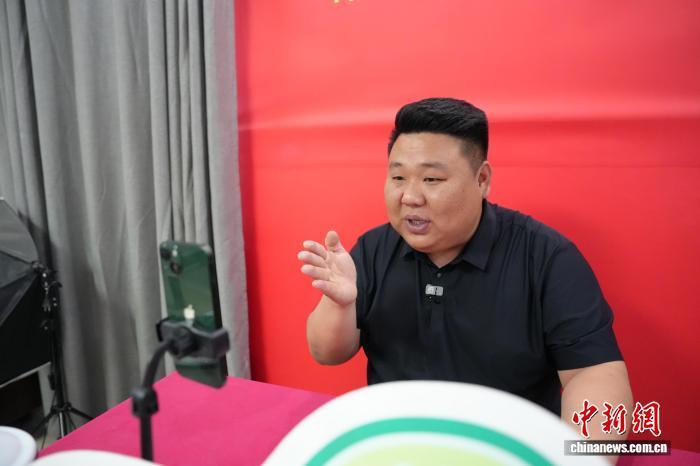 5月22日,冯大吉正在直播讲解惠民政策。中新社记者 张俊 摄