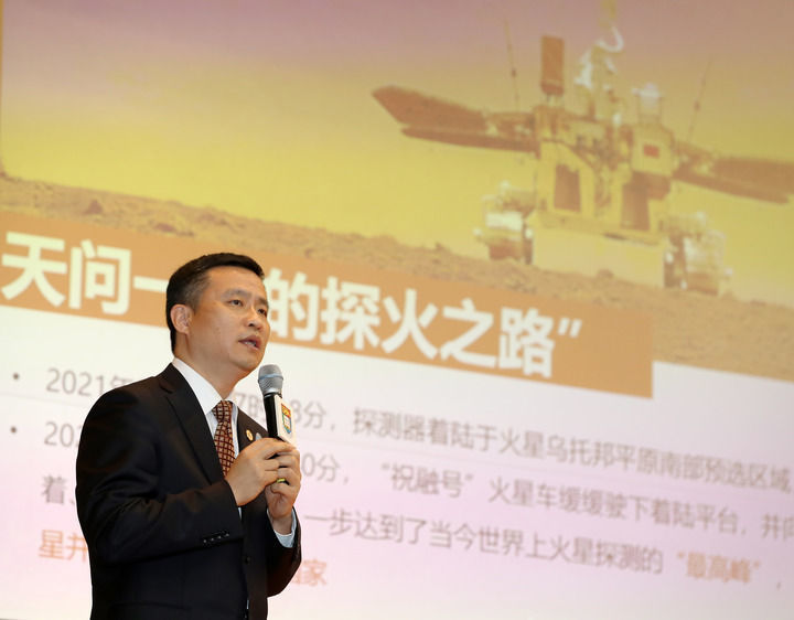 天问一号火星探测器总设计师孙泽洲在香港大学作报告(2021年6月24日摄)。新华社记者 李钢 摄
