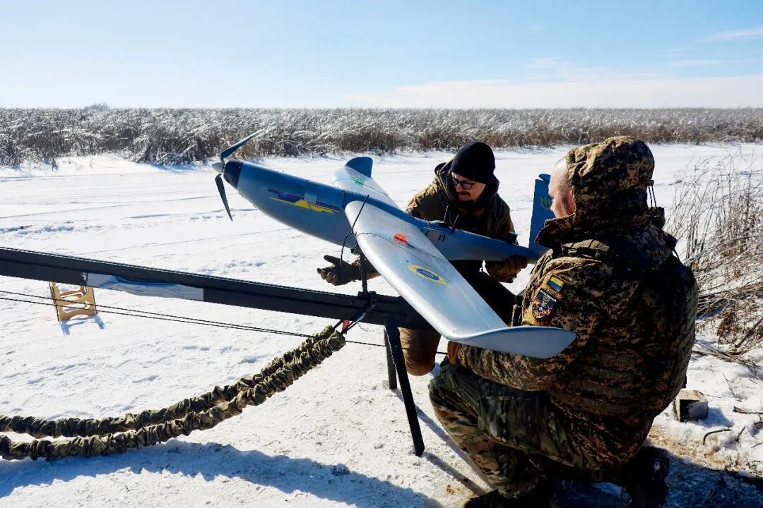 2月22日，乌克兰哈尔科夫，乌克兰士兵在操作侦察用的无人机。