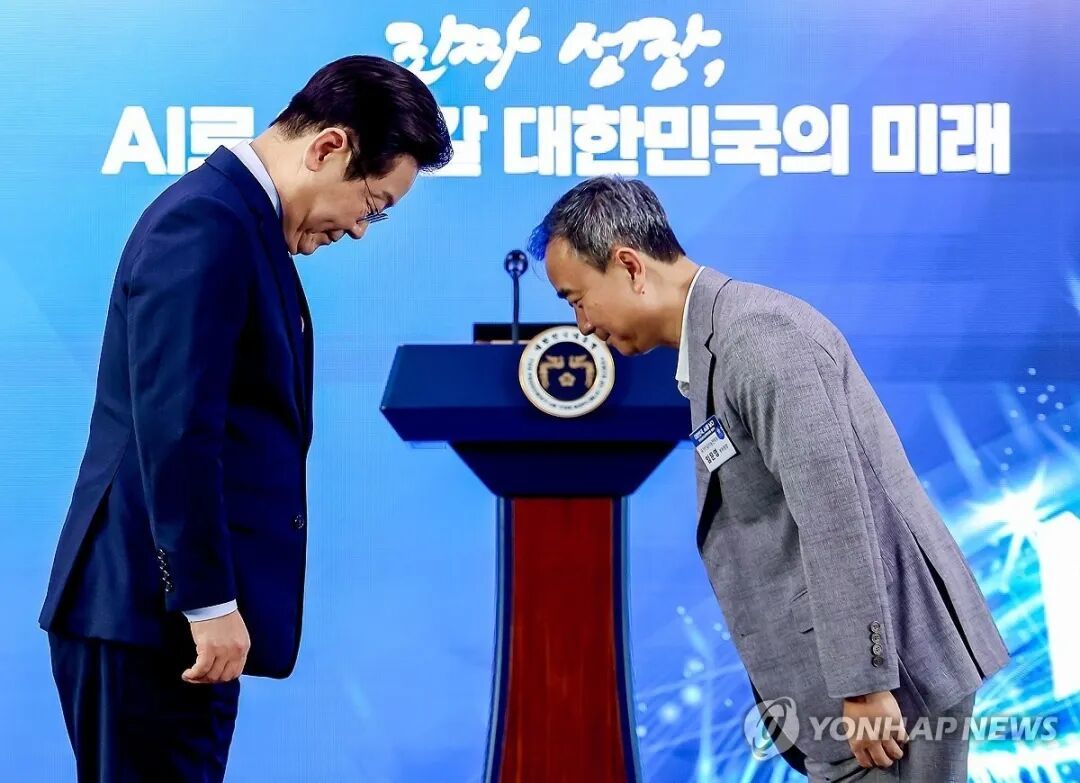 ◆2025年9月8日,韩国国家AI战略委员会成立仪式在首尔广场大厦举行。图为李在明向副委员长林文泳授予聘书前,两人相互致意。