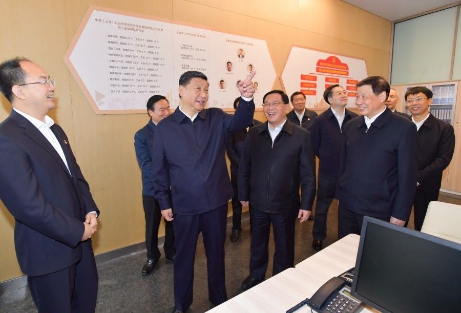 2018年11月6日上午，习近平总书记在上海中心大厦22层的陆家嘴金融城党建服务中心，详细了解中心开展党建工作等情况。新华社记者 李涛 摄
