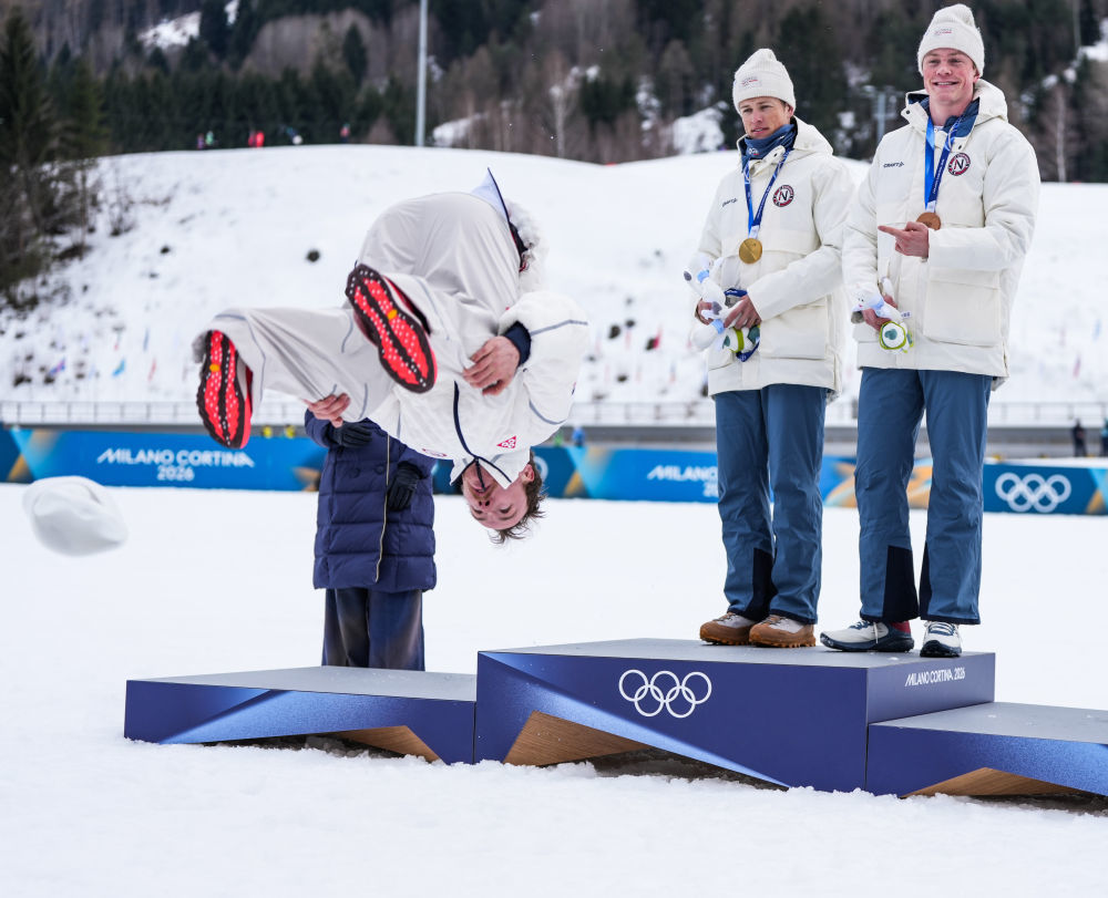 2月10日，亚军美国选手奥格登在越野滑雪男子个人短距离（传统技术）颁奖仪式上表演后空翻。新华社记者 彭子洋 摄