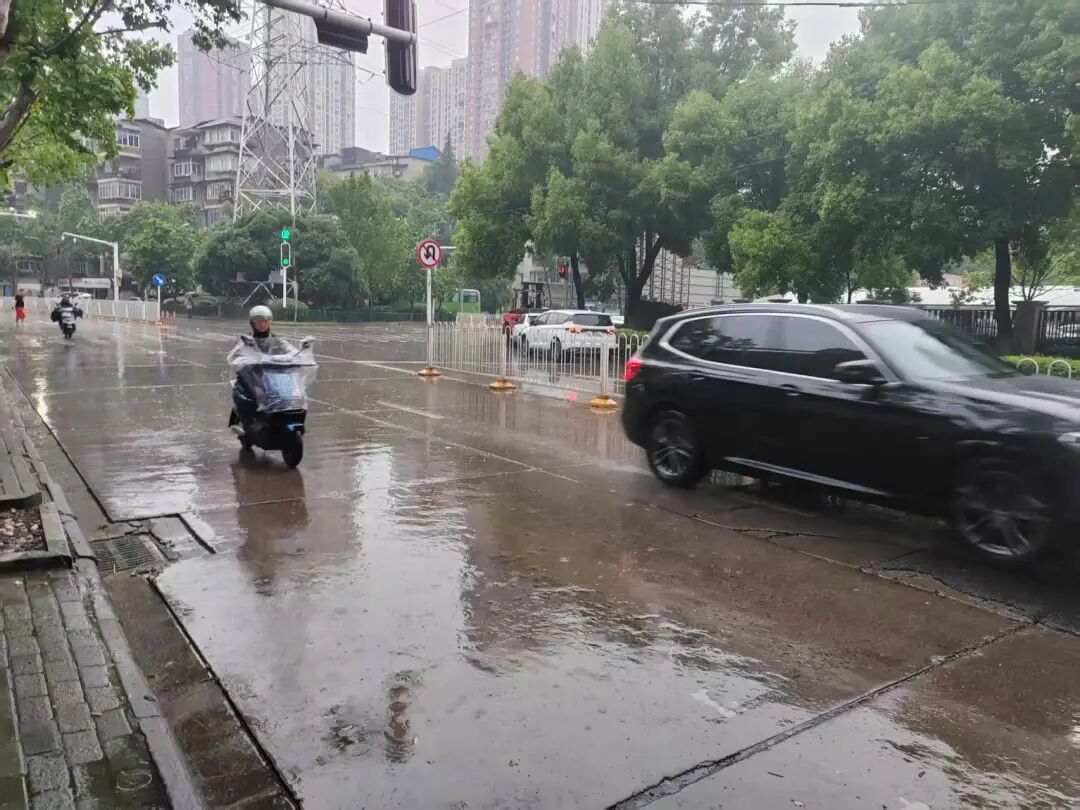 18日6时许的武汉,地面被雨水打湿。(来源:长江日报)