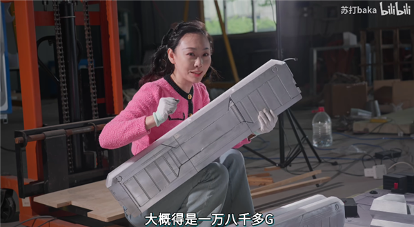 活人变手办！发烧友小姐姐造了台能住人的巨型电脑主机：12000W热量+空调散热
