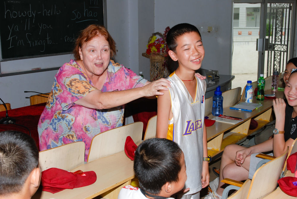 2009年8月19日,池欧在口语课堂上和身着洛杉矶湖人队球衣的学生互动。