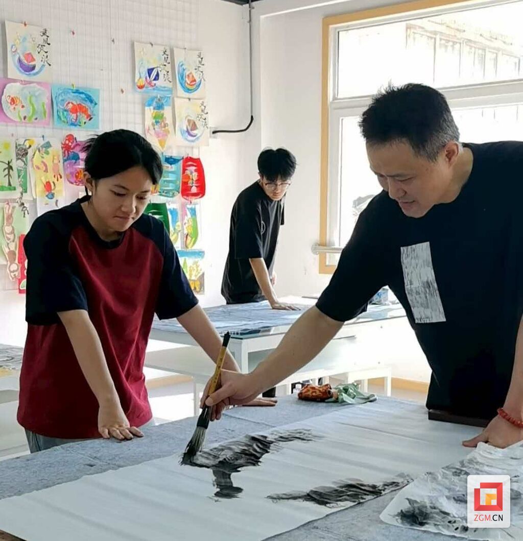 周弋寒（右一）在教学中.jpg
