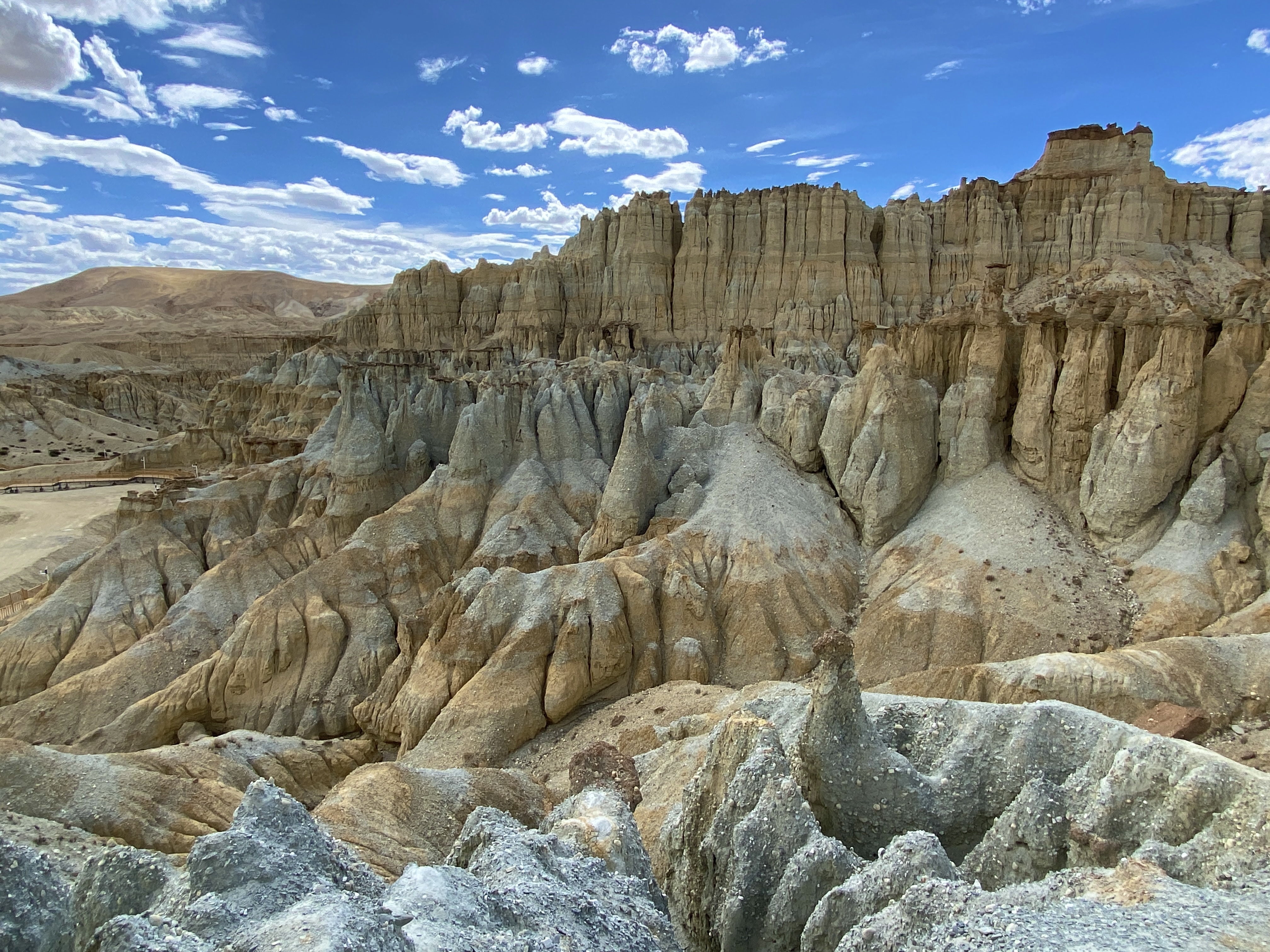 图为香孜五彩土林景区。记者 永青 摄