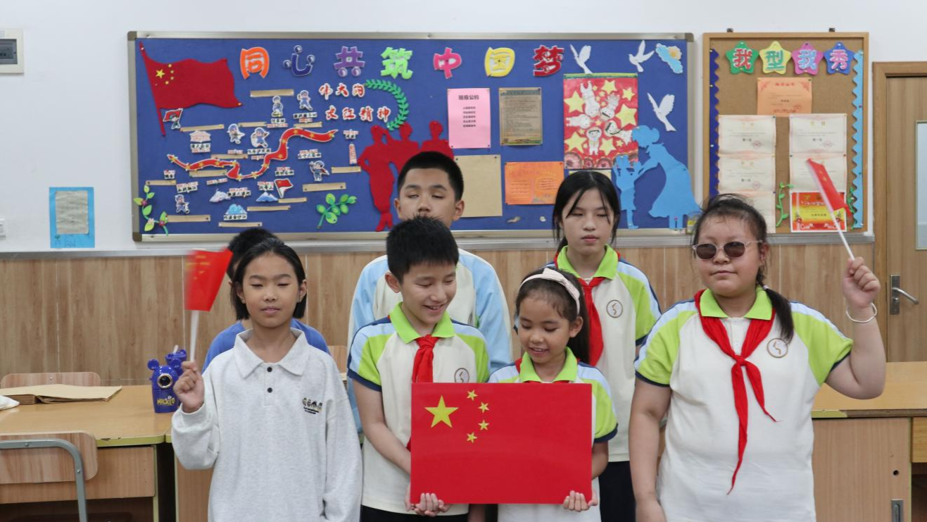 孩子们和可触摸的国旗合影(央广网发 杨文杰 摄)