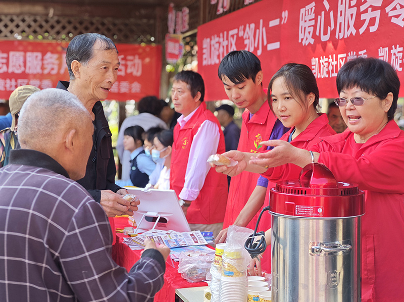凯旋社区“20向日葵志愿服务月月行”活动。镜湖区委社会工作部供图