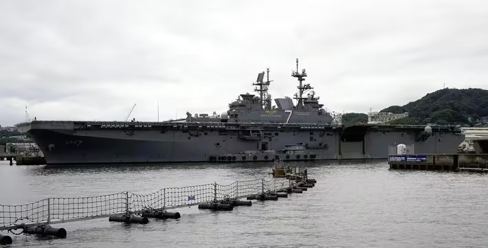 靠岸在佐世保基地的好意思军“的黎波里”号两栖挫折舰 府上图片