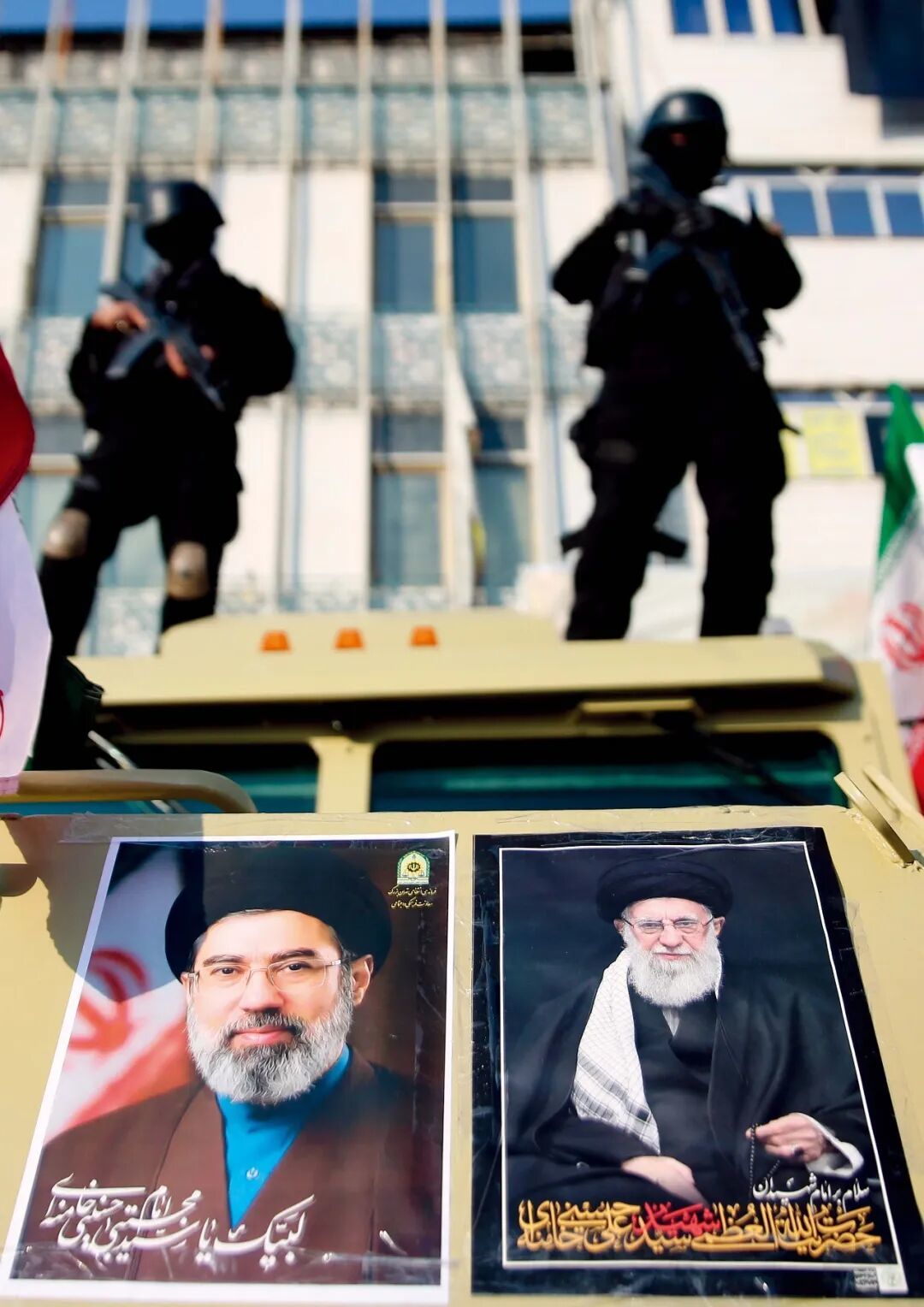 3月9日,民众聚集在伊朗德黑兰的革命广场,表达对新任伊朗最高领袖穆杰塔巴的支持。图为集会现场粘贴的哈梅内伊(右)与穆杰塔巴肖像。图/视觉中国