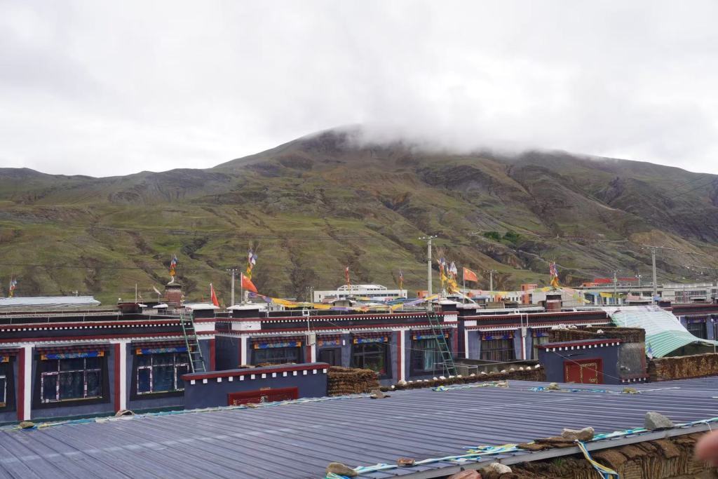 萨迦县宗果社区新建房屋外景。