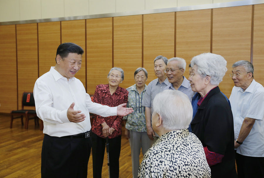 2016年9月9日,中共中央总书记、国家主席、中央军委主席习近平来到北京市八一学校,看望慰问师生,向全国广大教师和教育工作者致以节日祝贺和诚挚问候。这是习近平总书记同母校老教师们亲切交谈。新华社记者 鞠鹏 摄