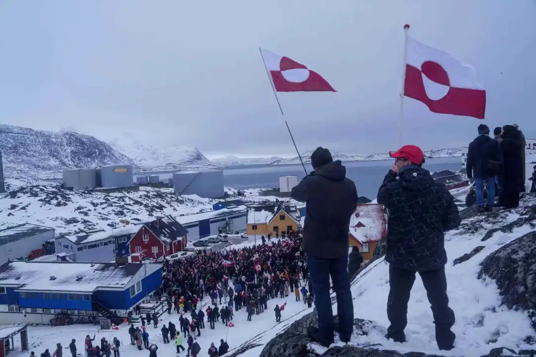 ◆1月17日，人们在努克的美国领事馆前抗议特朗普的政策。
