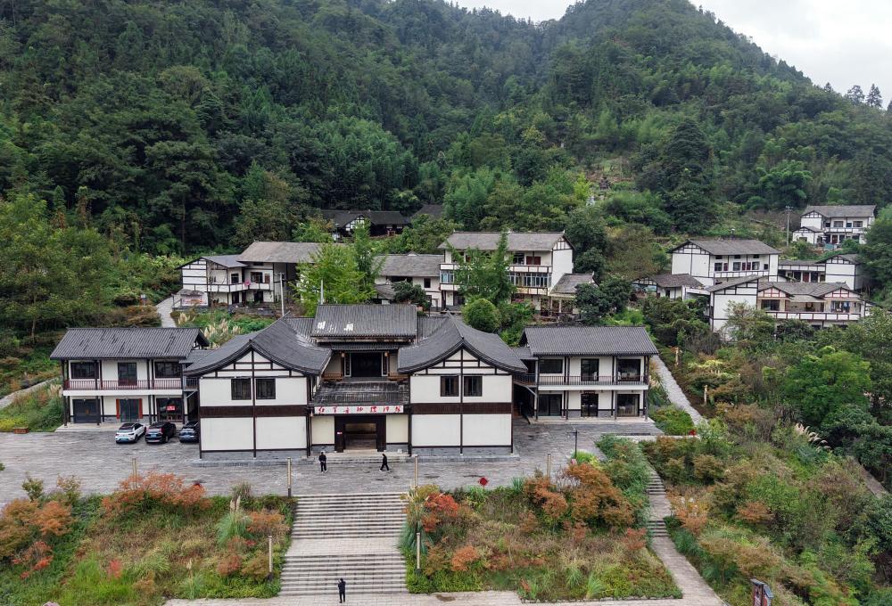 10月3日,游客在云南省威信县庄子上会议旧址红军长征标语馆参观(无人机照片)。