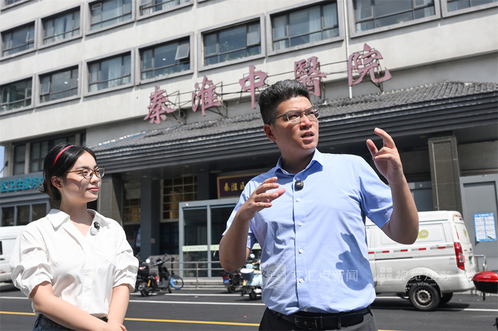 台湾青年、中医博士黄柏文向南京大学新闻传播学院学生钟紫曦介绍当年实习的地方。