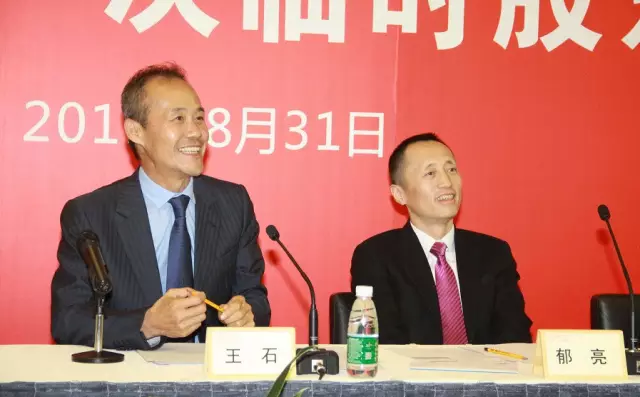 2015年,王石与执掌“后王石”时代万科的郁亮 图源:万科集团