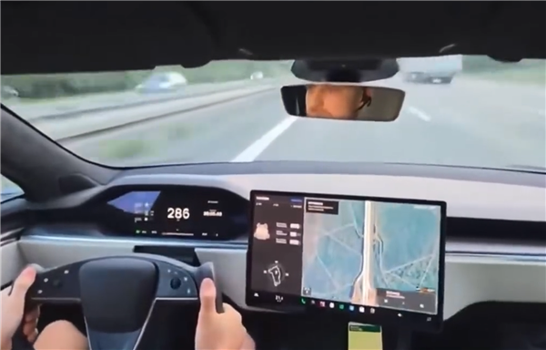 一辆特斯拉Model S Plaid时速285km发生车祸:车内人员幸存