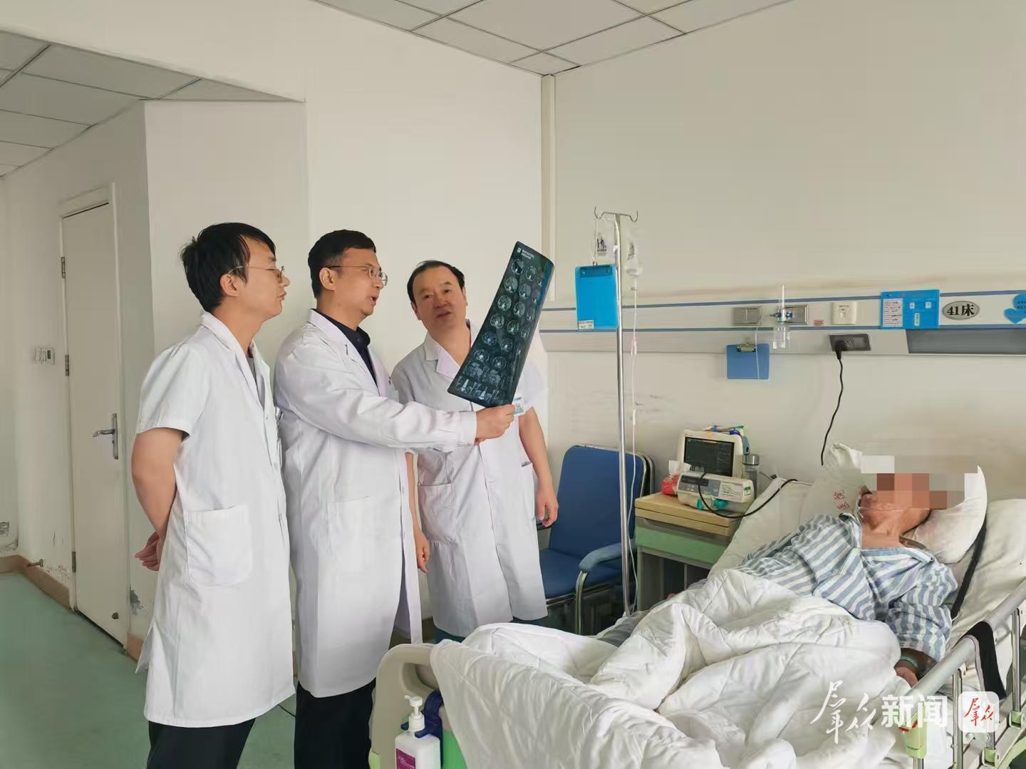 西安市胸科医院医生穆强在韩城市人民医院为患者诊治（资料照片）。