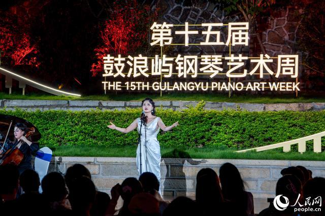 女中音贾梦颖演唱《我心花怒放》。人民网 林铭贤摄