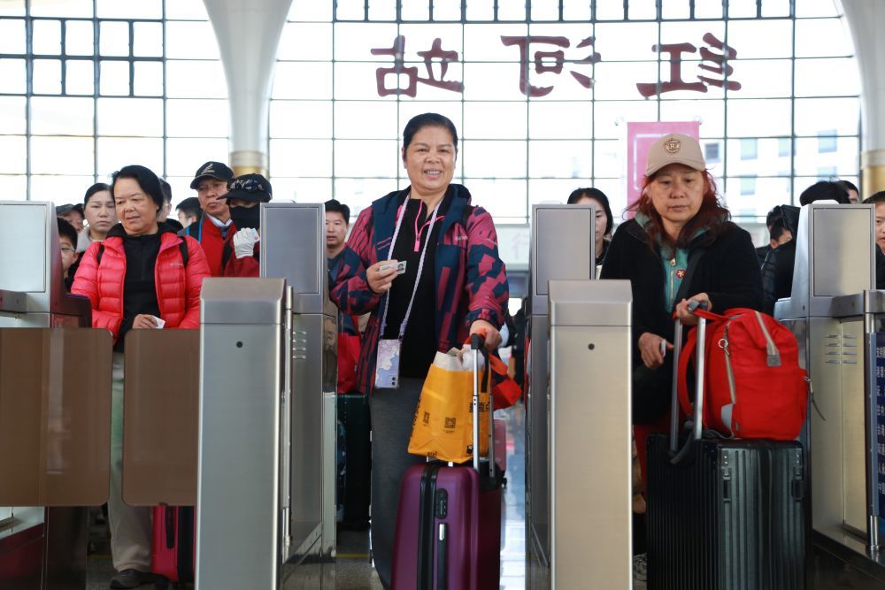 ↑ 1月25日,旅客在云南红河站检票进站。新华社发 (薛莹莹 摄)