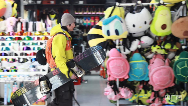 琳琅满目的滑雪装备和文创产品吸引滑雪爱好者目光 (央广网记者 丁安 摄)