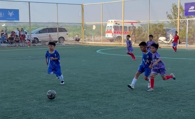 U8、U9（五人制），U10、U11（八人制）四个组别同步开赛。