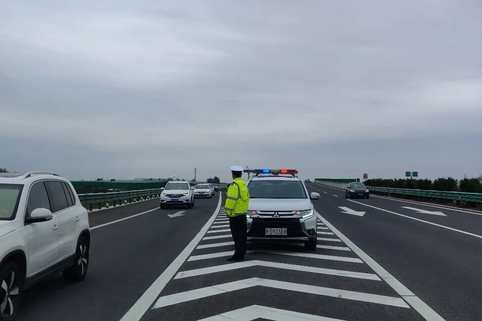 国庆假期首日，亳州高速交警加强枢纽合流口应急值守。在车流交汇点位定点疏导，护航平安出行路。.jpg