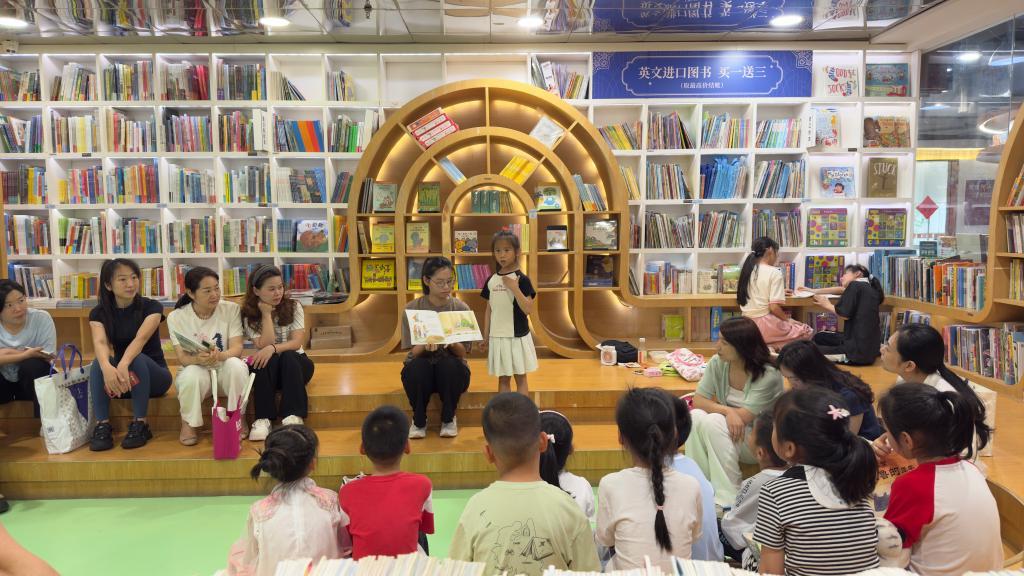 福建省外图厦门书城绘本馆在进行亲子阅读分享会。新华社记者付敏 摄