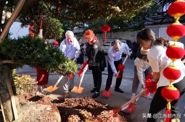 杜立特突袭者子女协会成员共栽中美友谊之树。图源网络