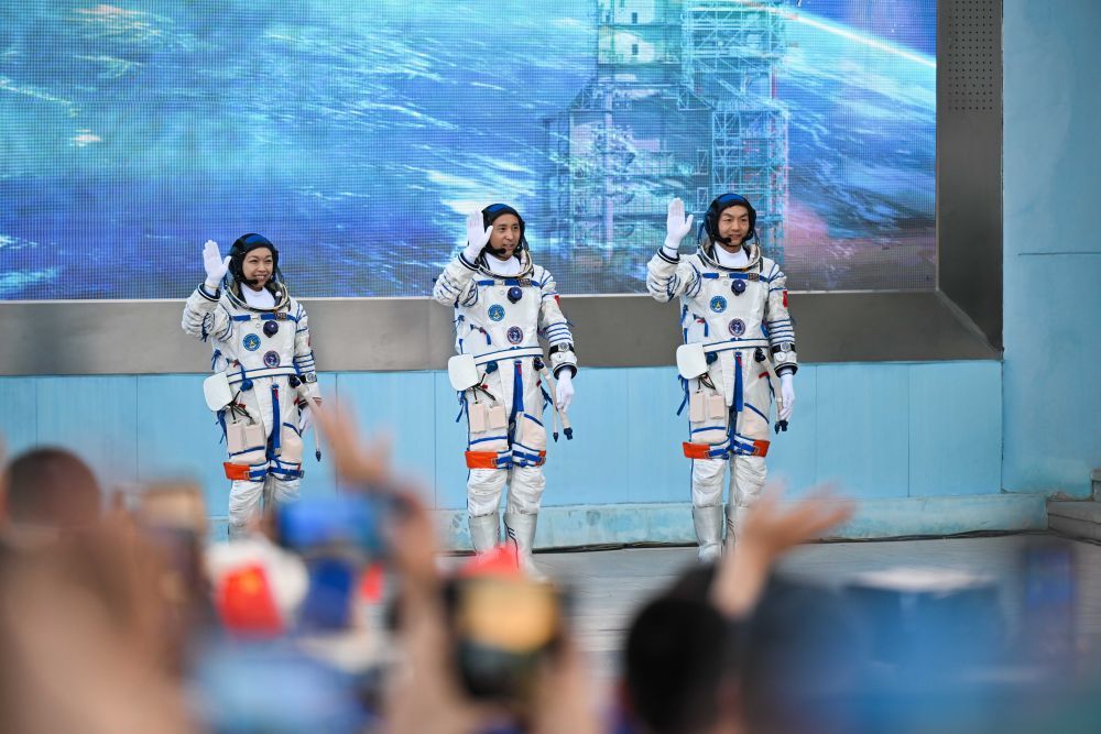 5月24日,神舟二十三号航天员乘组出征仪式在酒泉卫星发射中心问天阁圆梦园广场举行。这是航天员朱杨柱(中)、张志远(右)、黎家盈在出征仪式上。新华社记者 李志鹏 摄