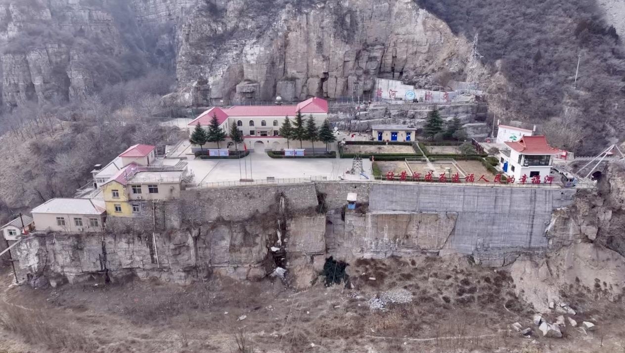 俯瞰龙门水文站嵌在悬崖一侧的全貌
