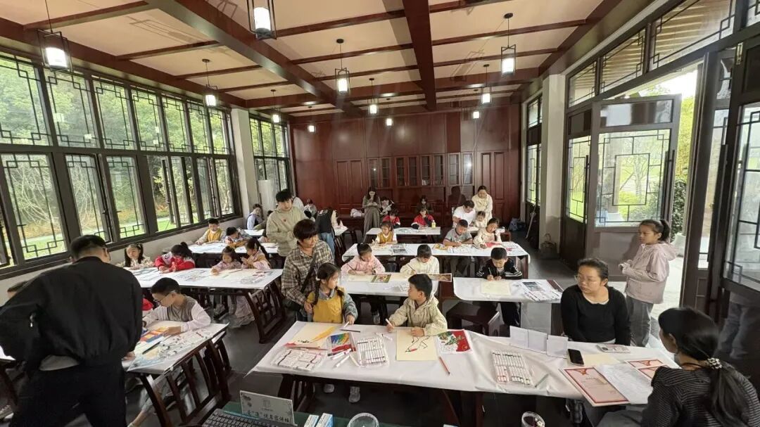 10月2日,纪念馆举办儿童绘画现场创作活动,围绕周敦颐文化精神、廉洁文化、濂溪历史风物等主题,少年儿童执笔绘就心中的文化濂溪。01.jpg