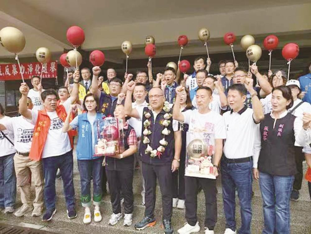 国民党籍苗栗县议员李文斌戴“蒜环”登记,非常吸睛。
