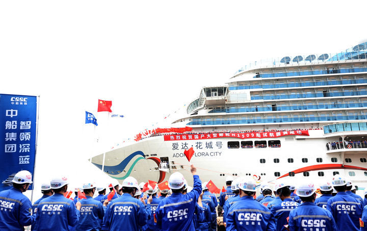 2026年5月27日,在中船集团上海外高桥造船5号码头,工作人员迎接第二艘国产大型邮轮“爱达·花城号”邮轮试航凯旋。新华社记者 方喆 摄