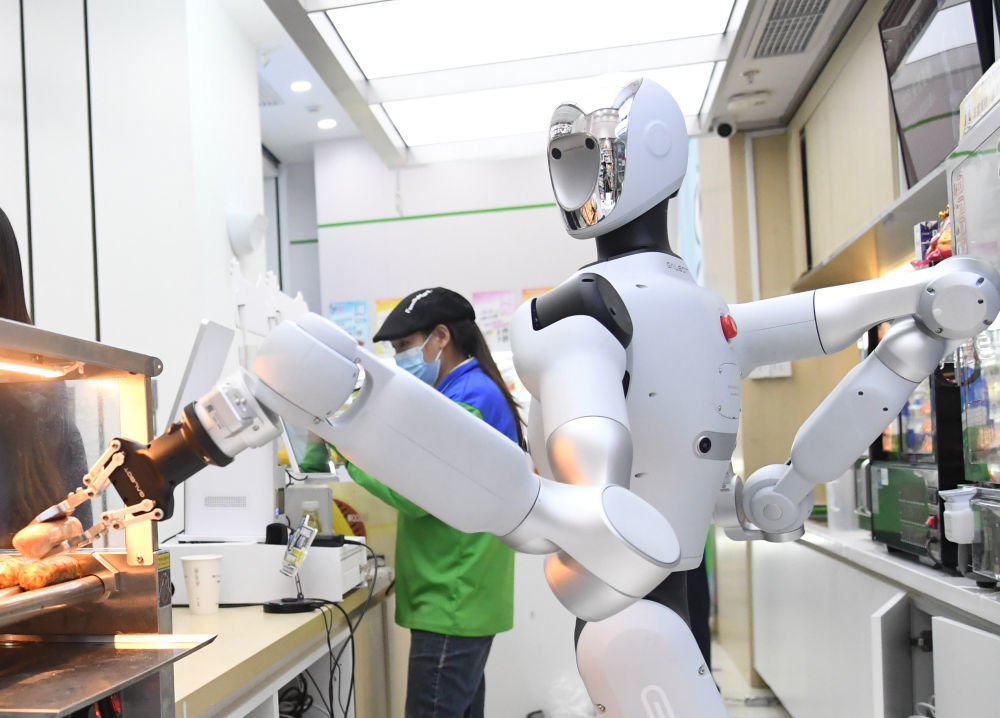近日,一款具身大模型机器人进驻北京市海淀区中关村大街一座大厦内的便利店,开启常态化服务。 新华社记者 任超 摄