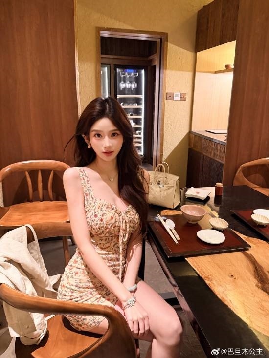 卢本伟老婆晒赵灵儿COS：当牛马打工 为家添砖加瓦