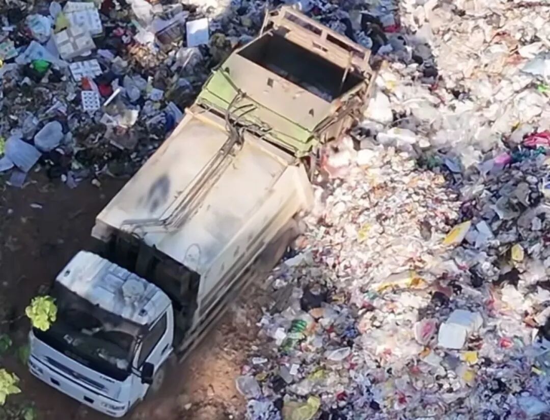 竹塘乡垃圾车正在倾倒垃圾