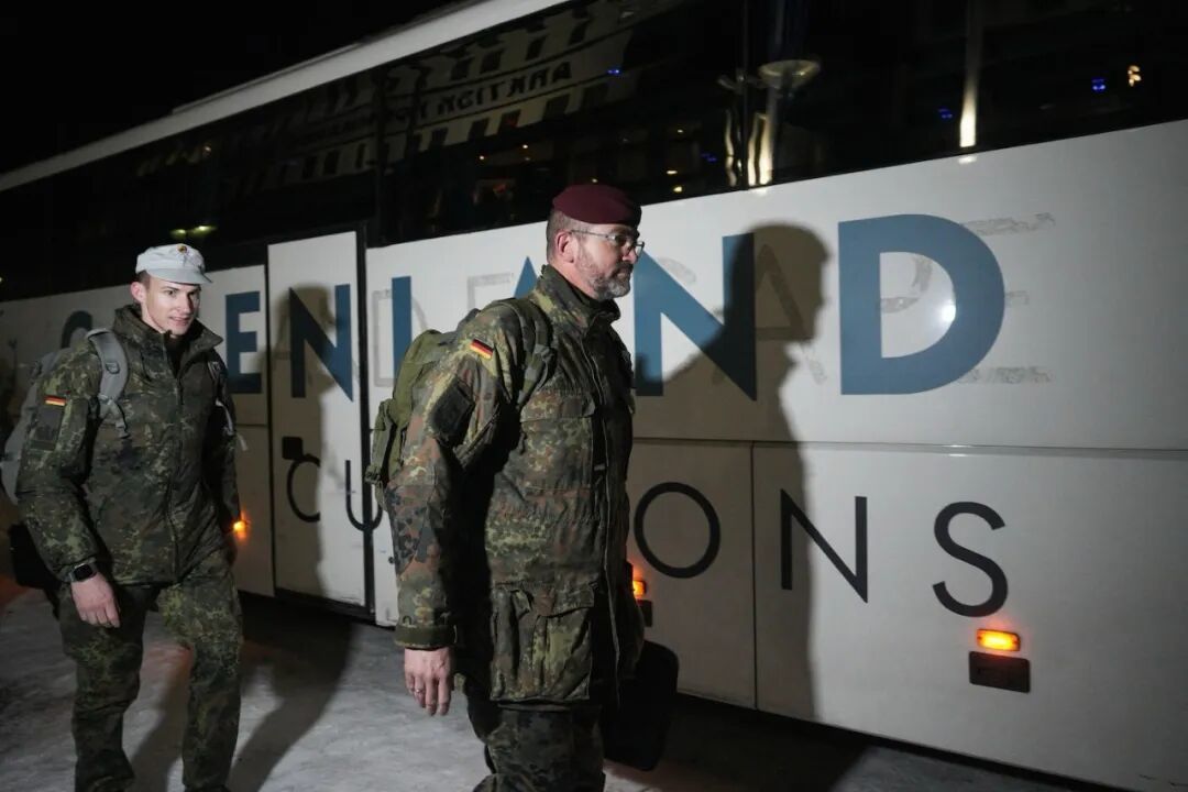 ▲周五，德国北极司令部武装部队人员在格陵兰岛努克。（图源：盖蒂图片社）