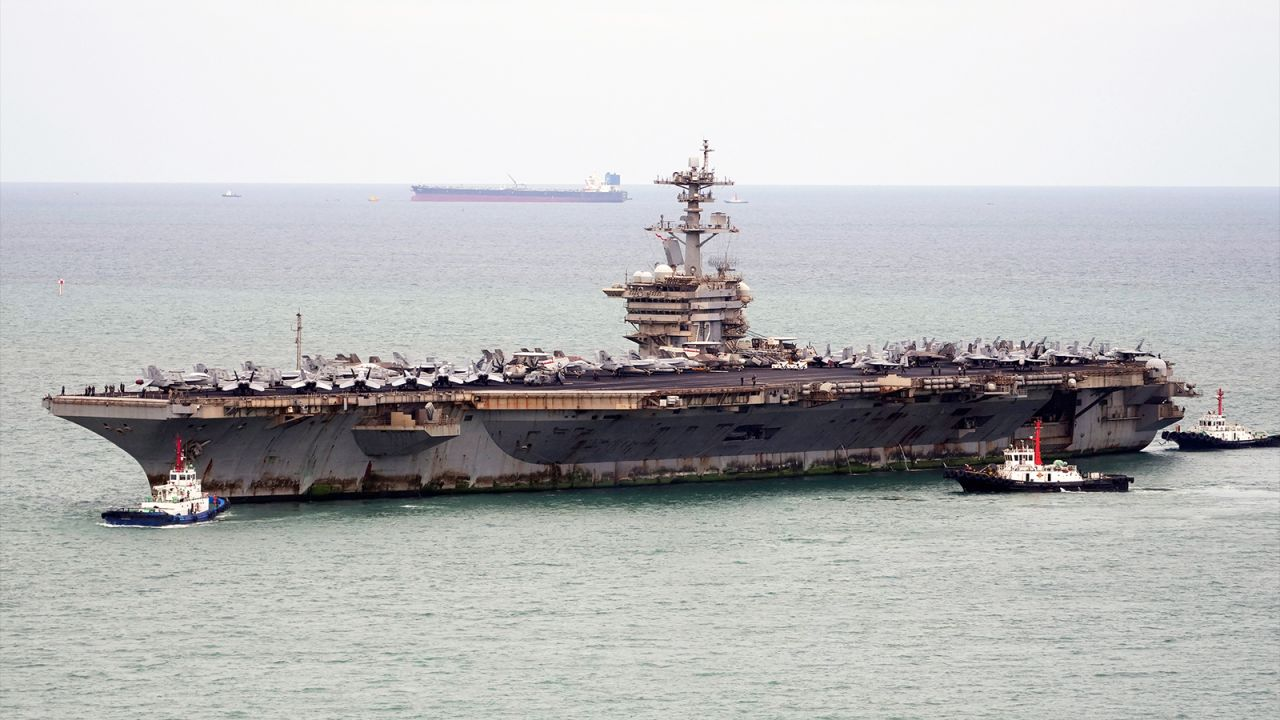 CNN称,当美国海军“亚伯拉罕·林肯”号航空母舰9月2日停靠到泰国港口时,它的全身锈迹斑斑,外观令人大为震惊。