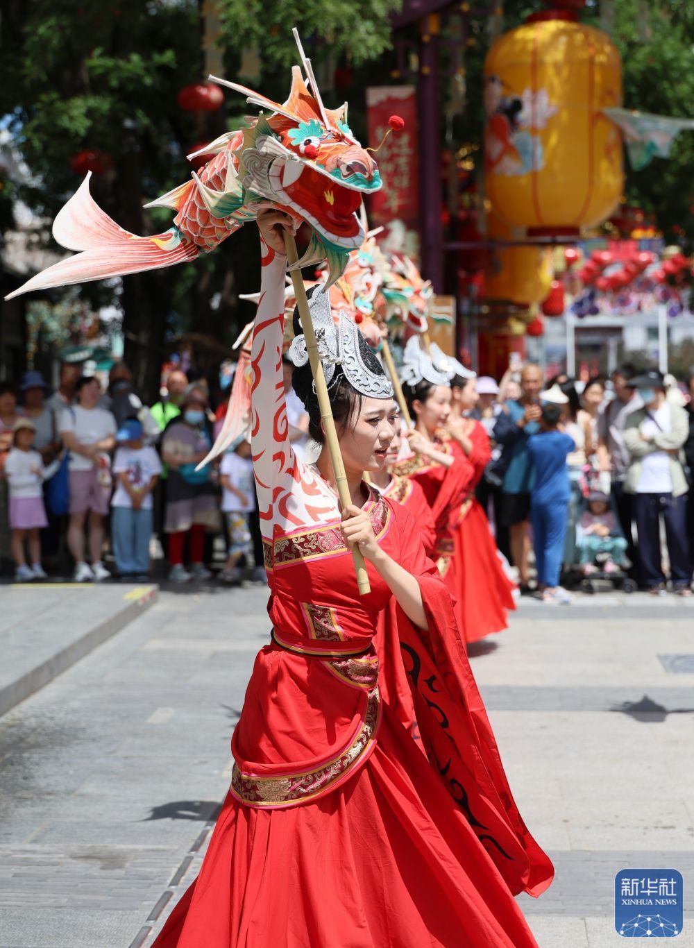 ↑ 6月21日,演员在天津市西青区杨柳青古镇为游客表演节目。新华社记者 李然 摄
