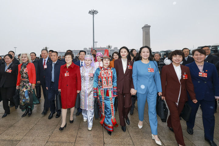 3月5日，第十四届世界东谈主民代表大会第四次会议在北京东谈主民大礼堂开幕。这是世界东谈主大代表走向会场。新华社记者 刘彬 摄